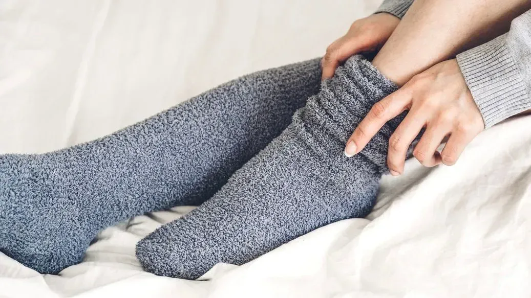 靴下を履いて寝るのがNGな理由とは?冬の快眠のコツも紹介【睡眠のプロ監修】