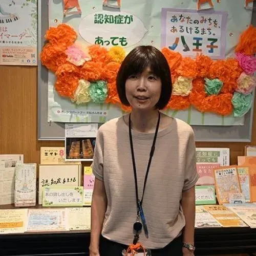 認知症の人たちと館内を練り歩き「だれもが、いつでも使いやすい図書館」を目指す