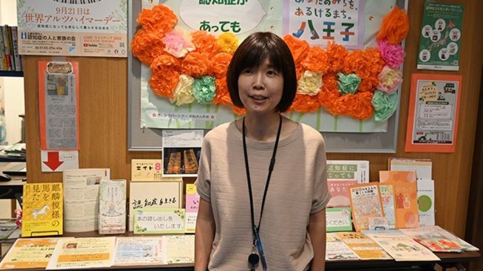 認知症の人たちと館内を練り歩き「だれもが、いつでも使いやすい図書館」を目指す