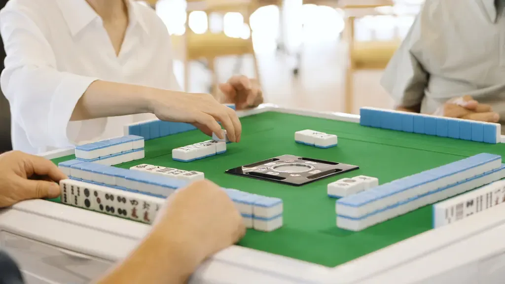 麻雀をしているところを写した写真