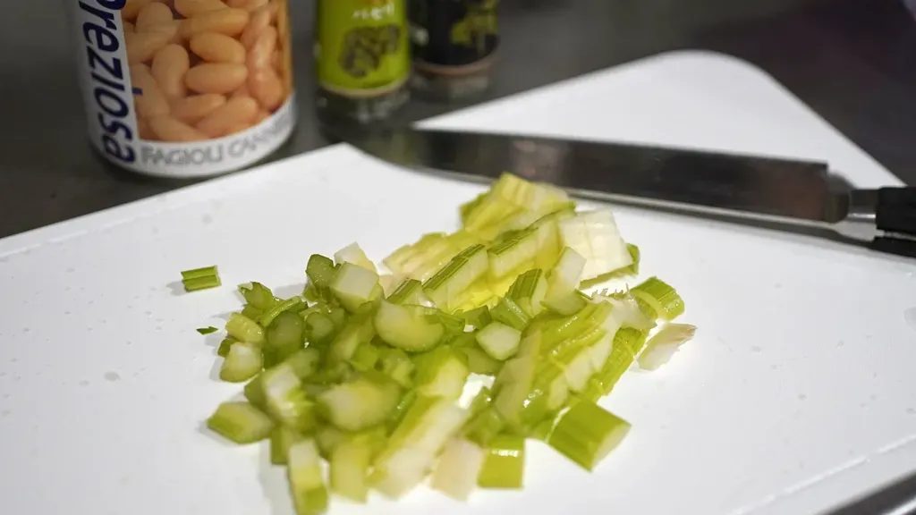 セロリをカットする