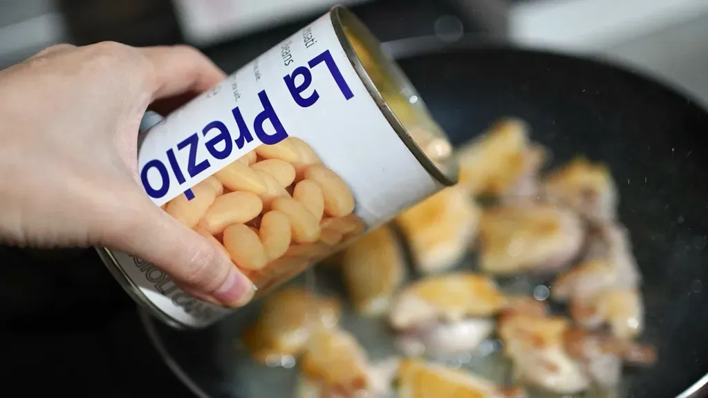 鶏肉のフライパンに白インゲンを入れる