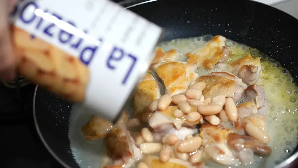 缶詰から汁ごと白インゲンを投入する