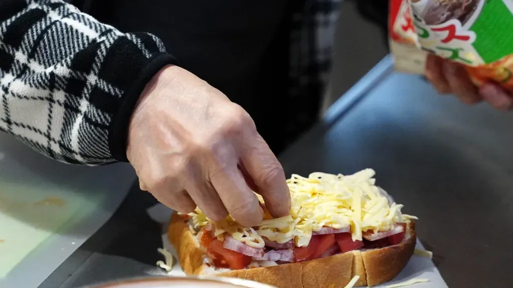 チーズをたっぷり乗せたトースト