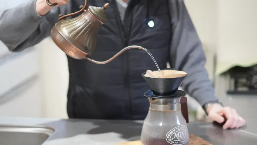 朝コーヒーを淹れている