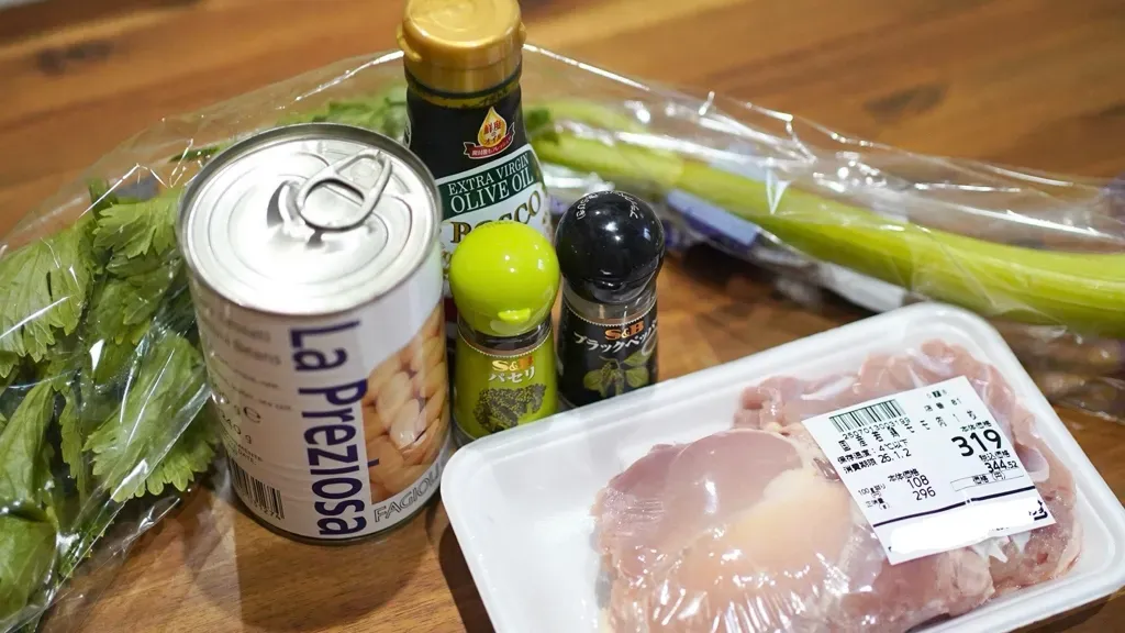 セロリと鶏肉そして白インゲンの缶詰