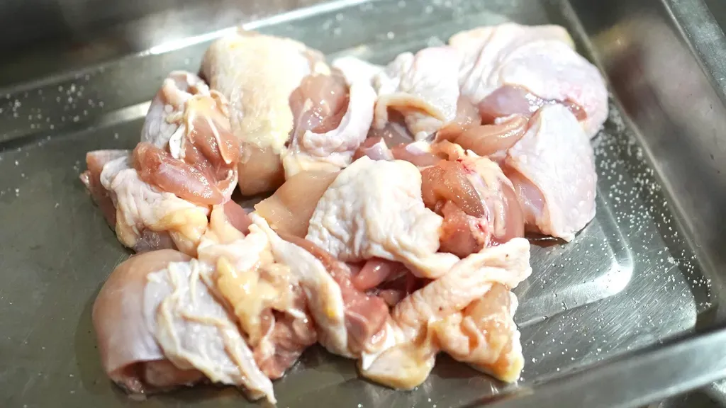 カットした鶏肉