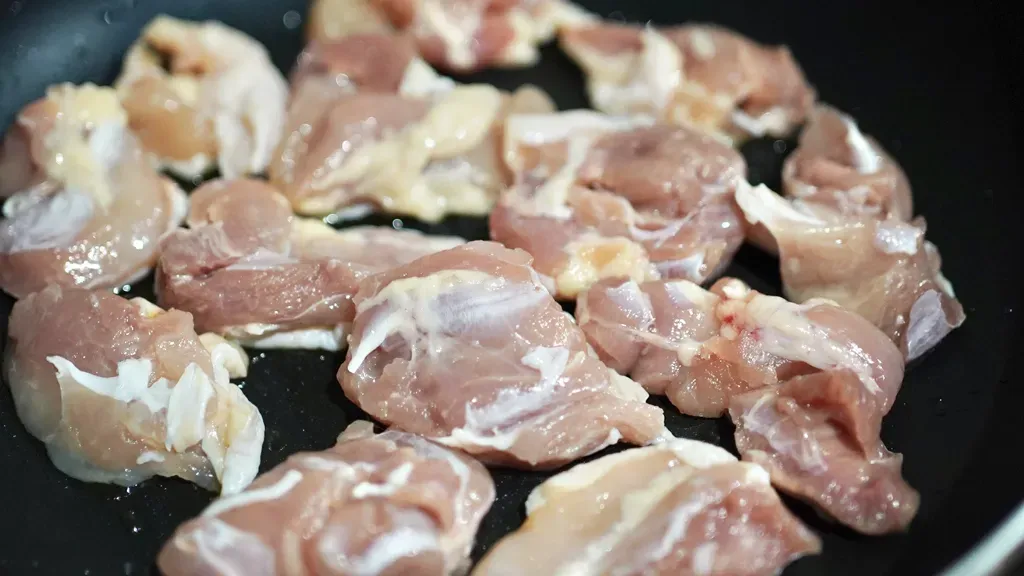 フライパンで鶏肉を焼く