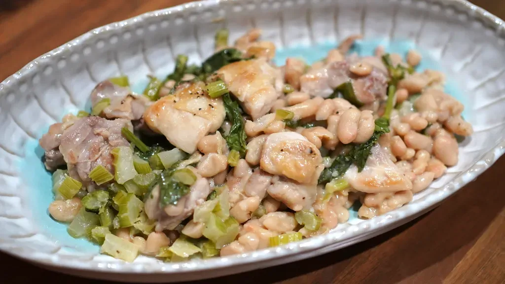 完成した白インゲンと鶏肉とセロリの煮込み