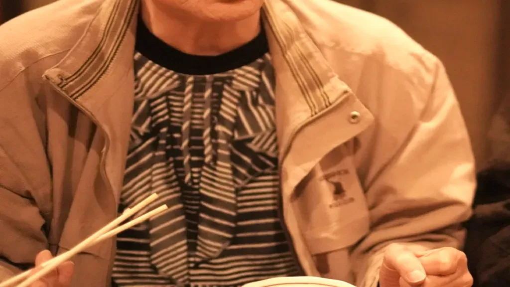 祖母と作った料理を食べる