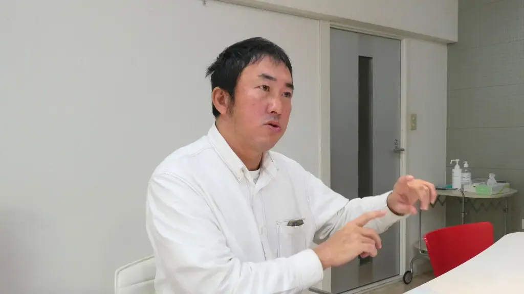 インタビューで話をする森永さん