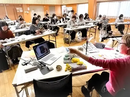 認知症マフを作成するワークショップの一場面