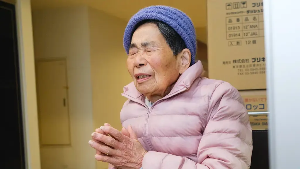 手を合わせ目をつぶっている大屋さん