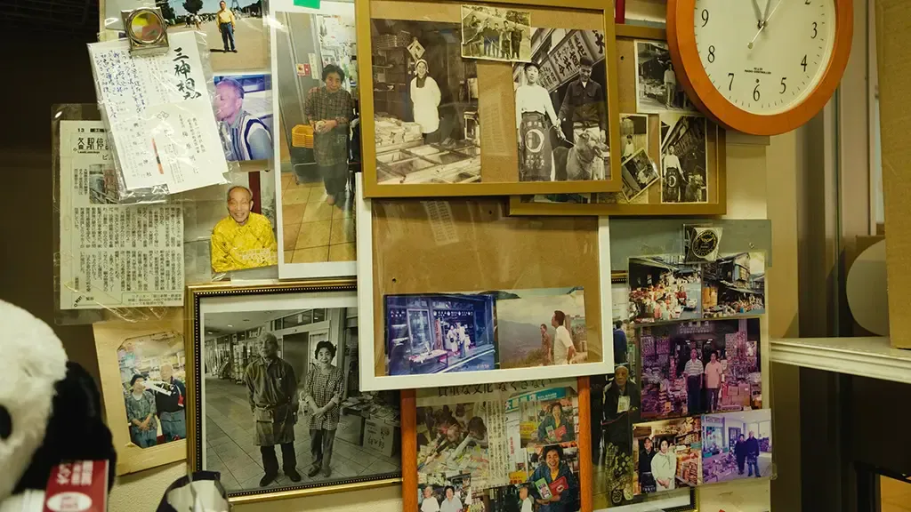 店内の一角に大屋律子さんと夫・清さんの写真が貼られている