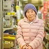 85歳現役の駄菓子問屋の店主である大屋さんの写真