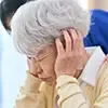 聞きたくない話があり耳を覆っている