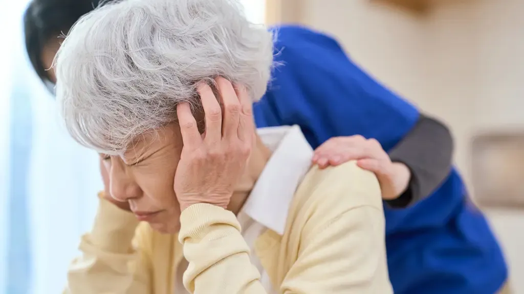 外出を嫌がっている高齢者