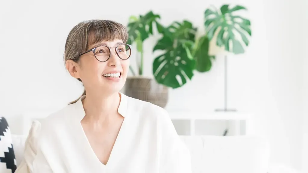 室内の明るい場所で少し上を見る