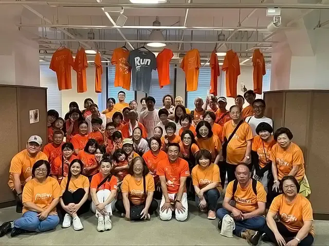 RUN伴のオレンジ色のTシャツを着た仲間との集合写真