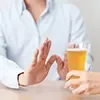 アルコールは飲まないことをゼスチャーで示す