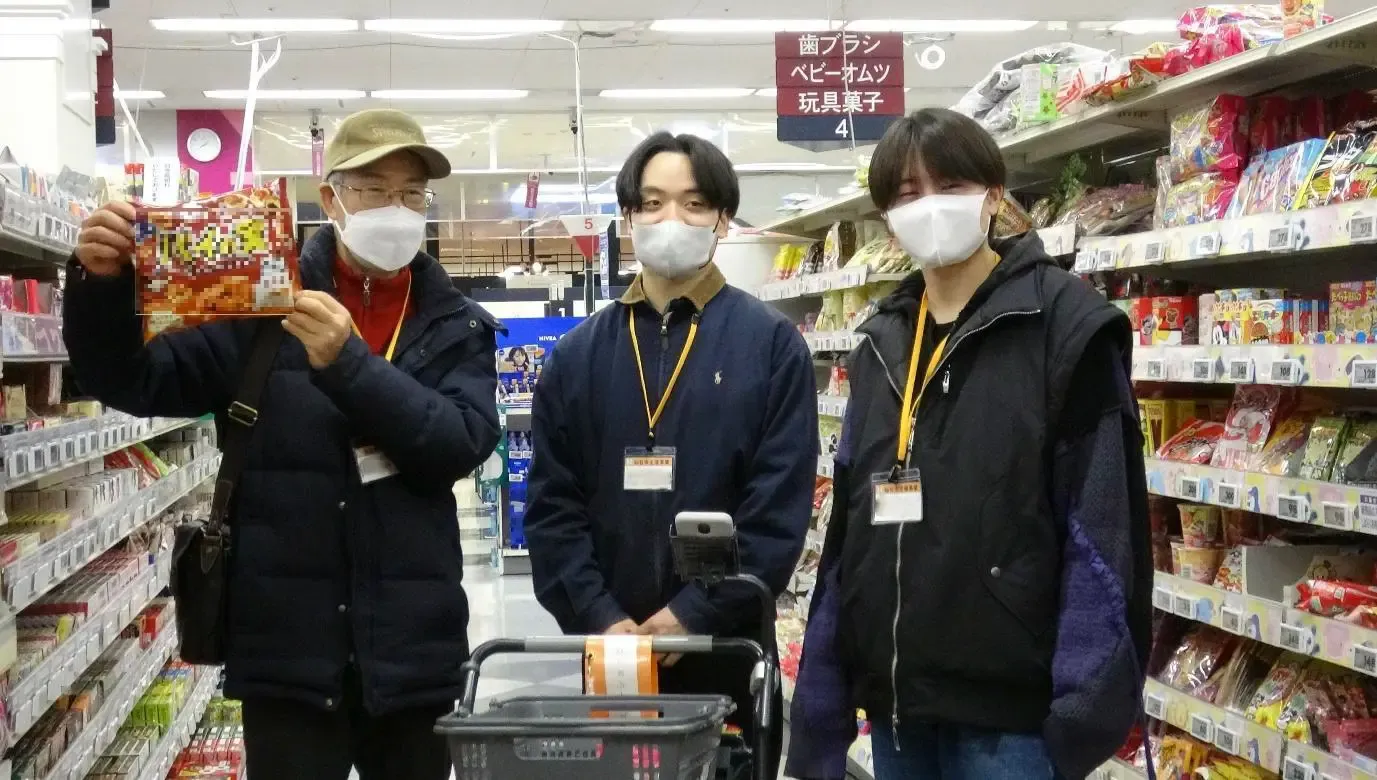 仙台市のスローショッピングモデル事業で買い物をする認知症の方と参加した学生