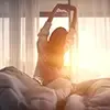 朝起きて手を上に上げる