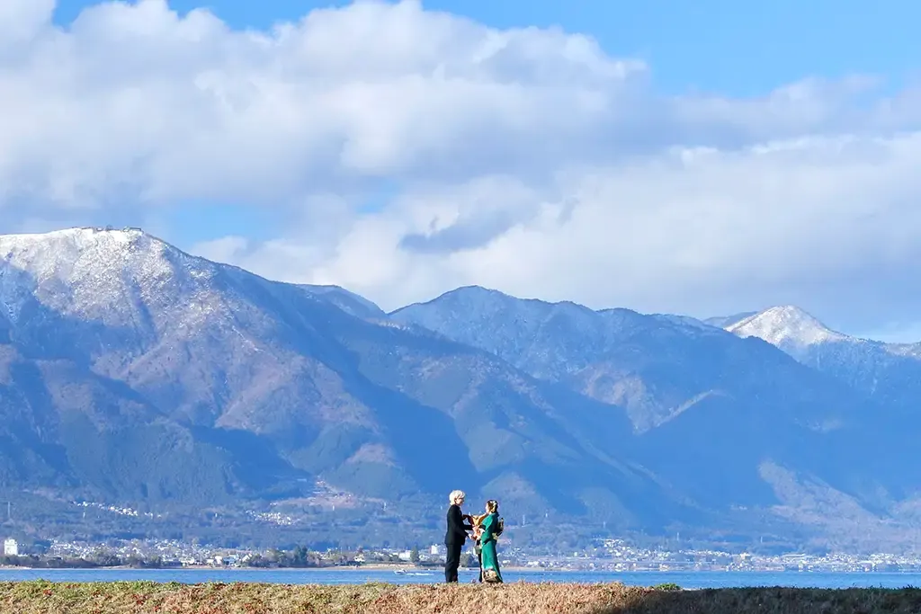 成人の日に緑の着物を着ている写真