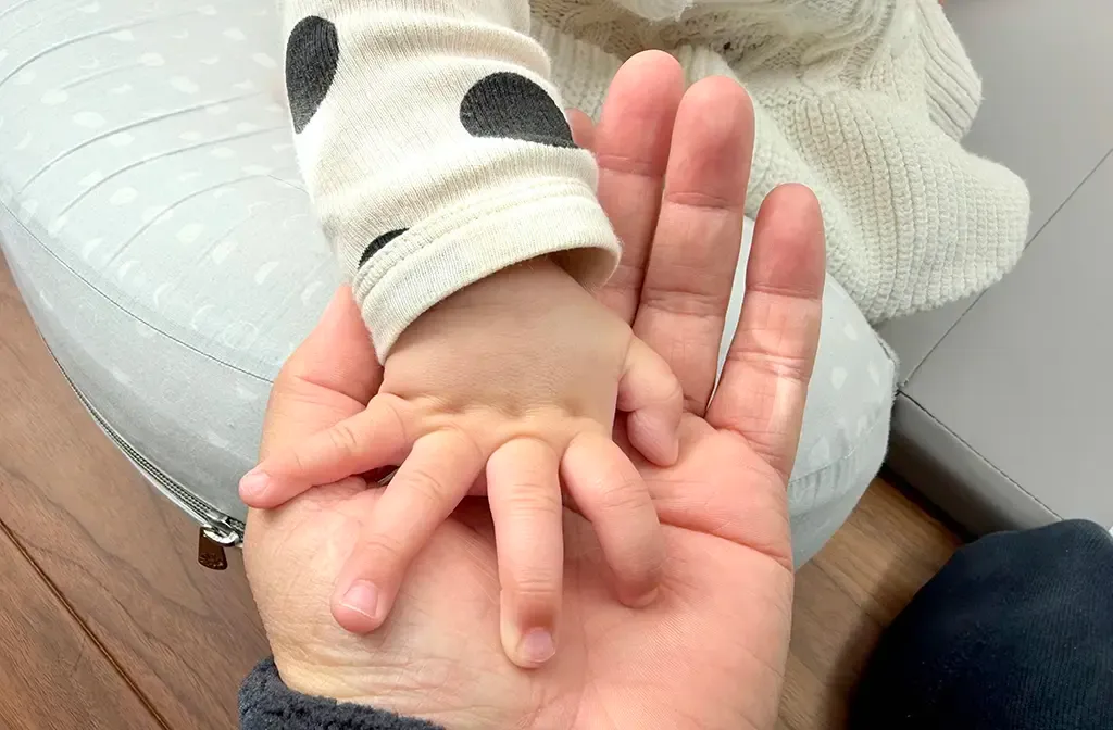７ヶ月の子どもの手を手に乗せる
