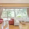 大きな窓から光が入る多目的室