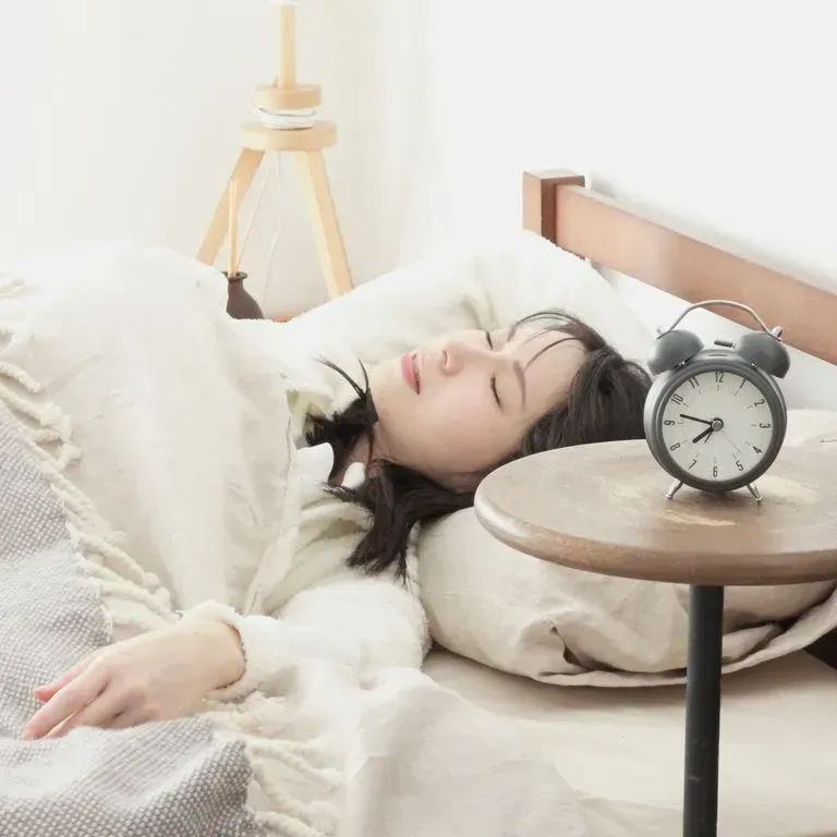 睡眠負債とは？寝だめは逆効果？健康への影響や解消法を解説