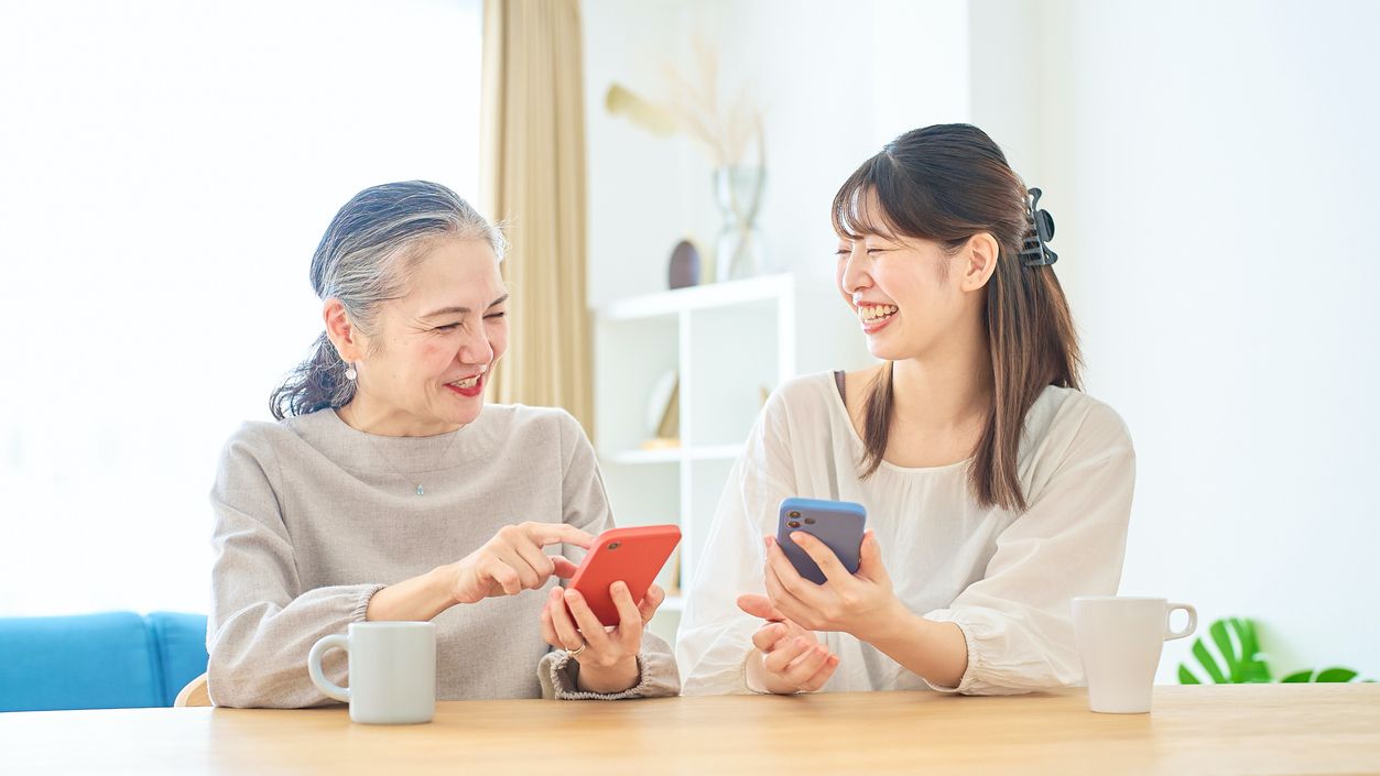高齢のご家族をサポートするために、そして認知機能の維持のためにスマートフォンを活用しましょう