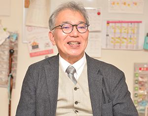 写真：笑顔で回答する松下 功一さん