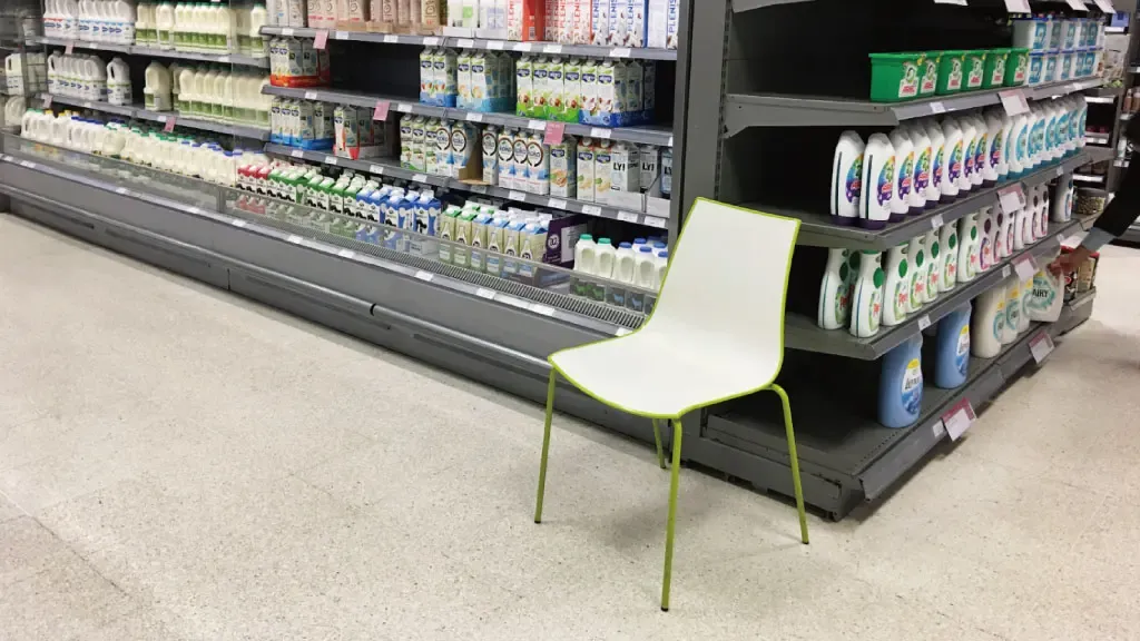 英国スーパーマーケット「ウェイトローズ」の店内写真