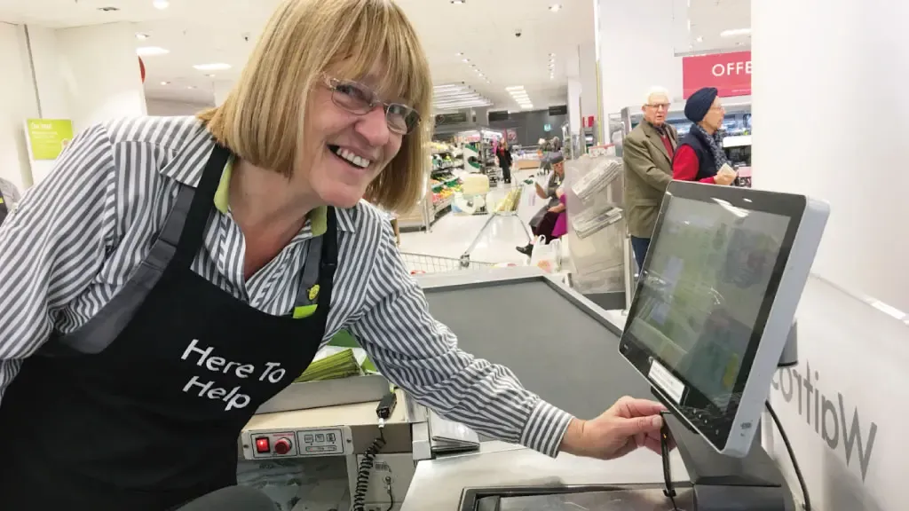 BGMについて説明するウェイトローズの店長