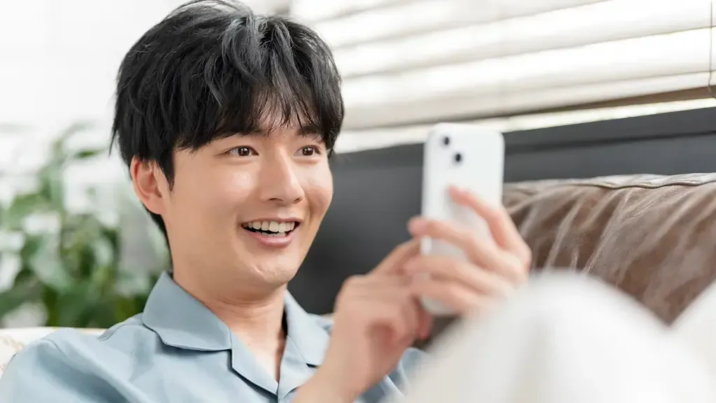 パジャマでアプリゲームをしていいスコアに喜ぶ