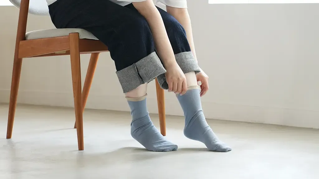 グレーのかかとのない靴下を履いているところ
