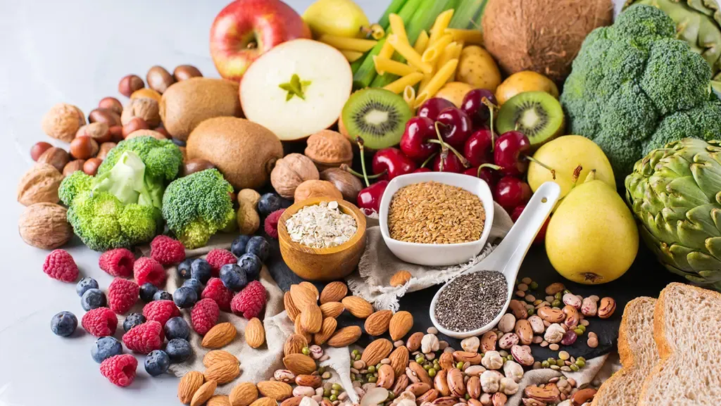 ベリーやブロッコリーなどの食べ物の写真