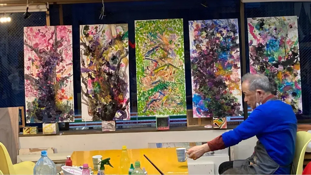 5枚の作品の前に座る参加者