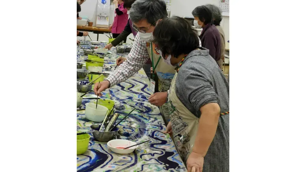 参加者が作品を制作している様子