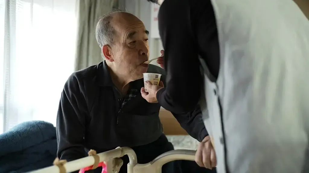 認知症と診断されてから食べさせてもらっている場面