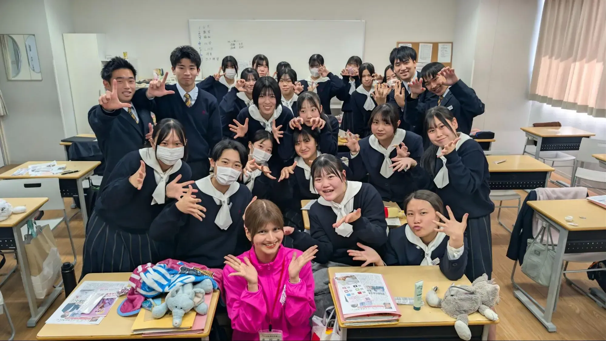 学校での講義で生徒と撮影した一枚