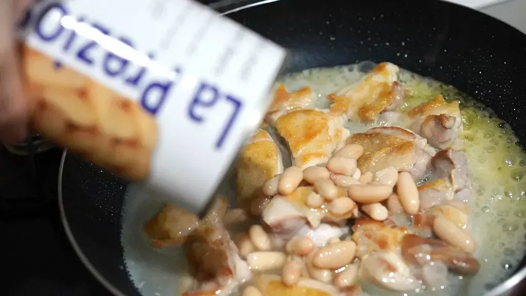 缶詰から汁ごと白インゲンを投入する