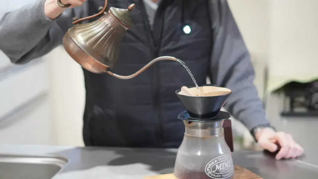 朝コーヒーを淹れている