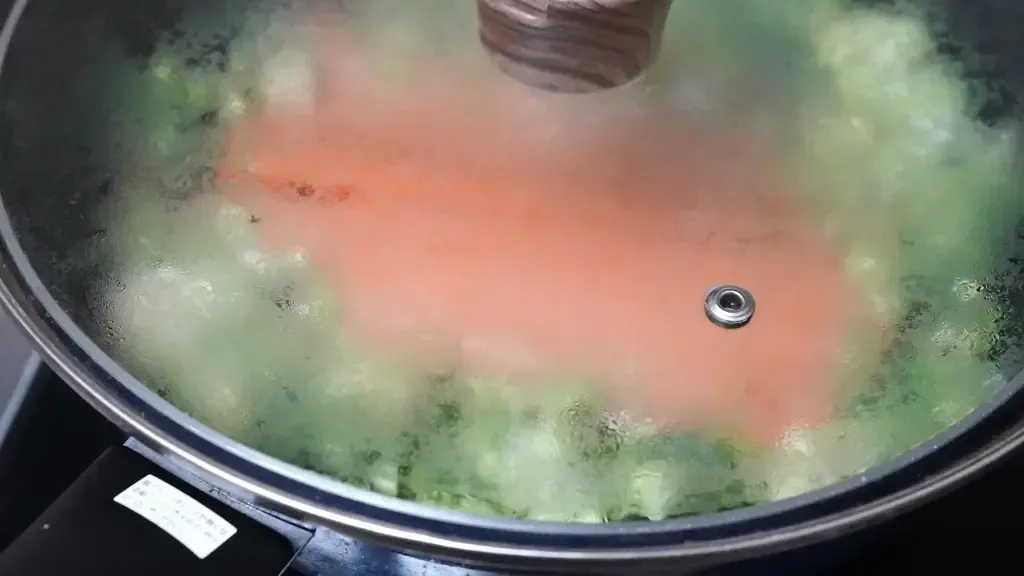 蓋を閉めて蒸し焼きにしている