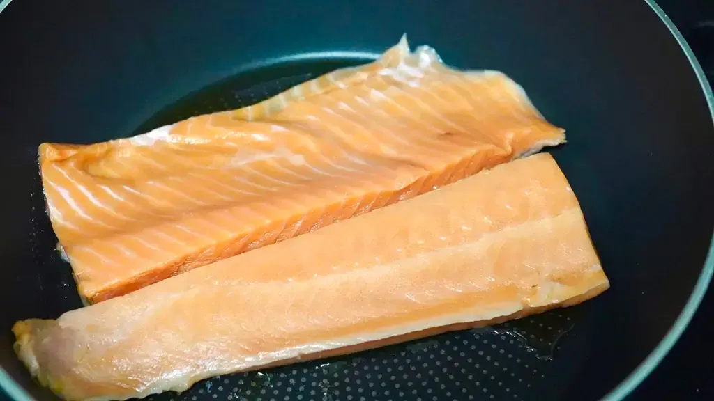 フライパンでサーモンを焼いている