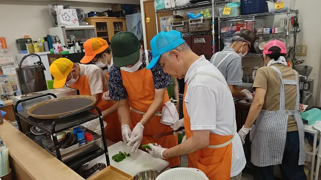 就労支援カフェ「gocchamaze(ごっちゃまぜ)」での調理の様子