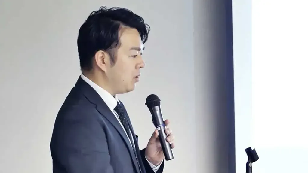 講演会で話をする高橋光進さん