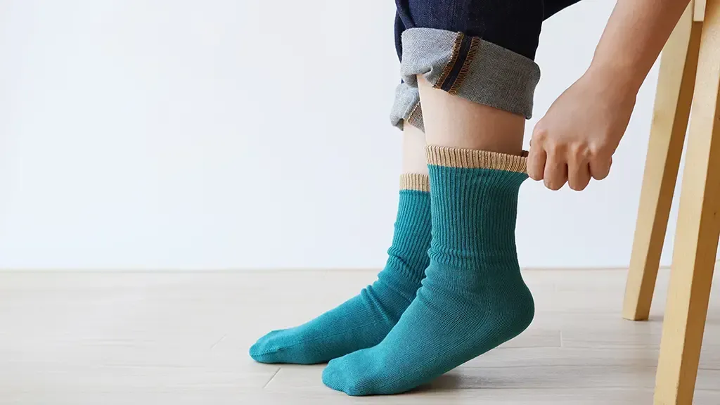グリーンとブラウンを切り替えたカラーの靴下